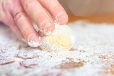 Beyaz ekmek, ekmek ve pizza için hamur hazırlıyorum. Buğday unundan hamur mayası..