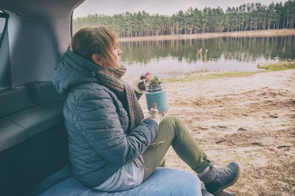 Woman Sits Her Car Looks Lake While Eating Hot Meal — Stock Photo, Image