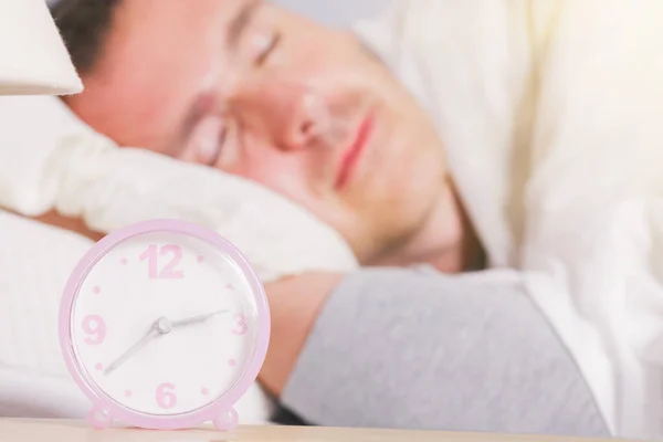 Чоловік Спить Вдома Годинник Нагадування Видимий Передньому Плані — стокове фото