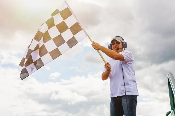 Мужчина Машет Клетчатым Флагом Финишной Прямой Гонки — стоковое фото