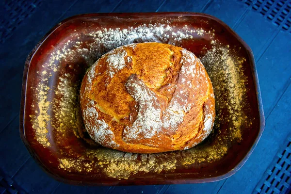 Traditionelles Weizen Und Roggenbrot Das Hause Einem Tontopf Gebacken Wird — Stockfoto