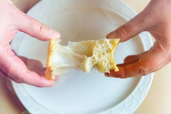 グルテンが豊富な小麦粉で作ったパンの例 伝統的なイタリアのシアバッタパン 自家製 — ストック写真