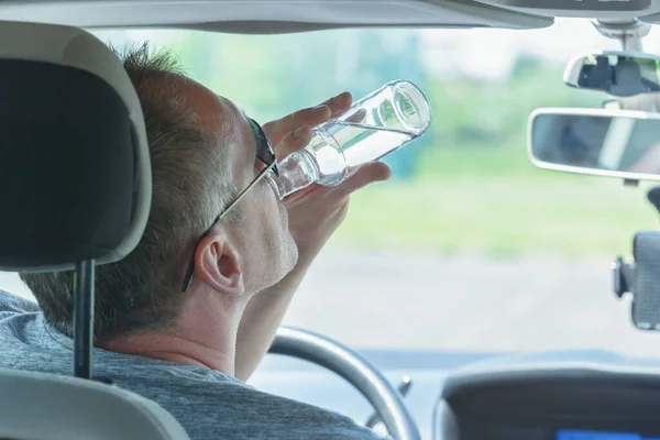 Facet Prowadzący Samochód Butelką Alkoholu Nie Pij Nie Prowadź — Zdjęcie stockowe