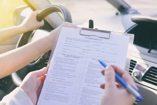 Examinator Fyller Körkortsformulär För Vägprov Sittande Med Sin Student Bil — Stockfoto