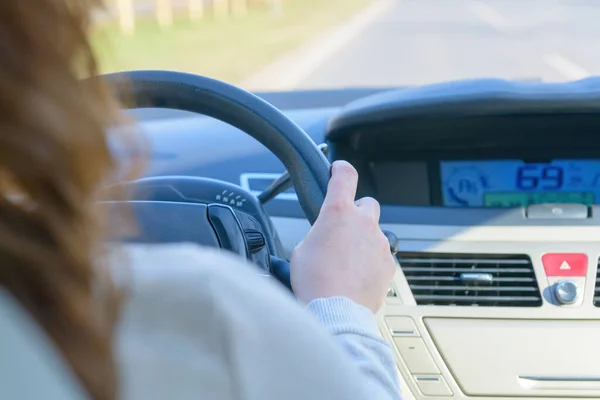 Femme Conduisant Une Voiture Près Main Volant Vue Derrière — Photo