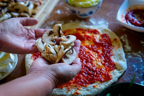 マルゲリータとして知られているイタリアのピザを準備します キノコと酵母生地ピザ モッツァレラチーズとトマトソース — ストック写真