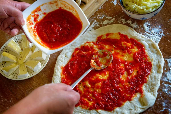 Připravuju Italskou Pizzu Pizza Houbami Sýrem Mozzarella Rajčatovou Omáčkou — Stock fotografie