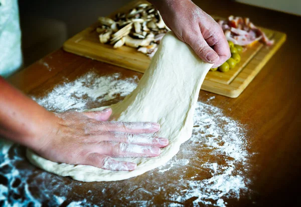 Przygotowuję Włoską Pizzę Kneading Drożdżowe Ciasto Pizza Grzybami Oliwki Szynka — Zdjęcie stockowe