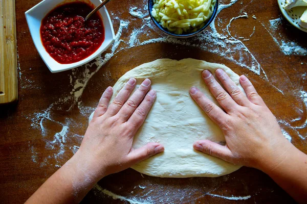 이탈리아 피자를 준비하고 이스트 반죽을 모차렐라 치즈와 토마토 소스와 만들었습니다 — 스톡 사진