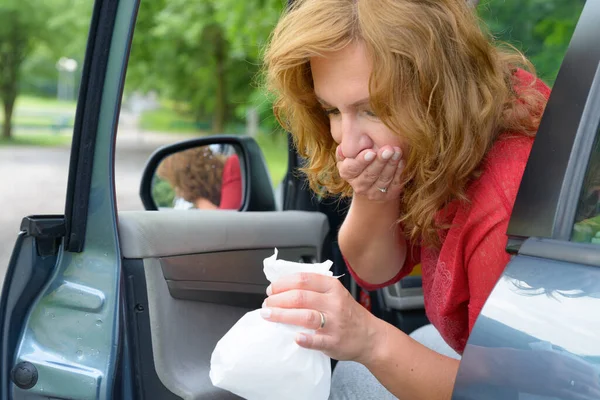 Kobieta Cierpiąca Chorobę Lokomocyjną Samochodzie Trzymająca Torbę Chorych — Zdjęcie stockowe