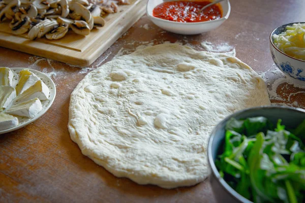 Preparing Italian Pizza Known Margherita Yeast Dough Pizza Mushrooms Mozzarella — Stock Photo, Image