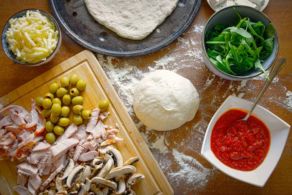 Připravujeme Italskou Pizzu Známou Jako Margherita Pizza Houbami Sýrem Mozzarella — Stock fotografie