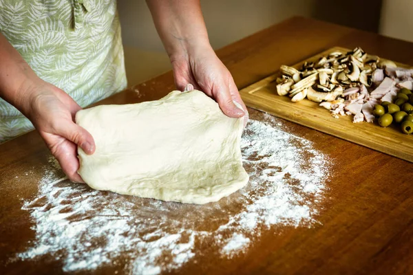 Przygotowuję Włoską Pizzę Kneading Drożdżowe Ciasto Pizza Grzybami Oliwki Szynka — Zdjęcie stockowe