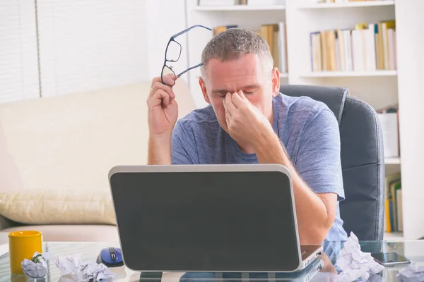 Hombre Freelancer Cansado Frotándose Ojo Mientras Trabaja Con Portátil —  Fotos de Stock