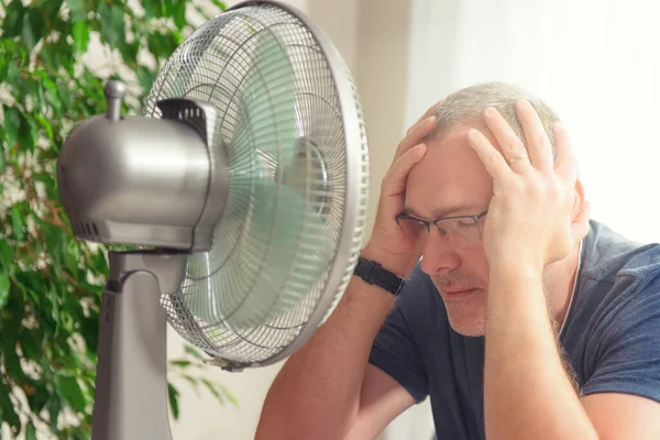 Homem Sofre Calor Casa Tenta Esfriar Pelo Ventilador — Fotografia de Stock