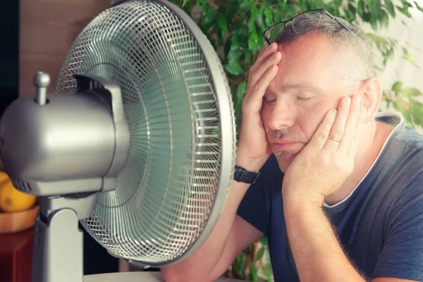 Uomo Soffre Calore Casa Cerca Rinfrescarsi Dal Ventilatore — Foto Stock