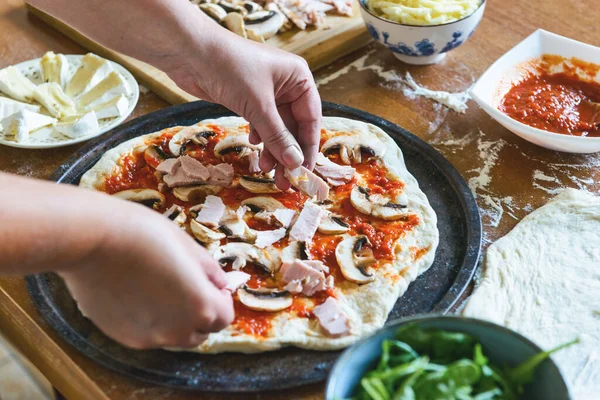 Het Bereiden Van Italiaanse Pizza Bekend Als Margherita Gistdeeg Pizza Rechtenvrije Stockafbeeldingen