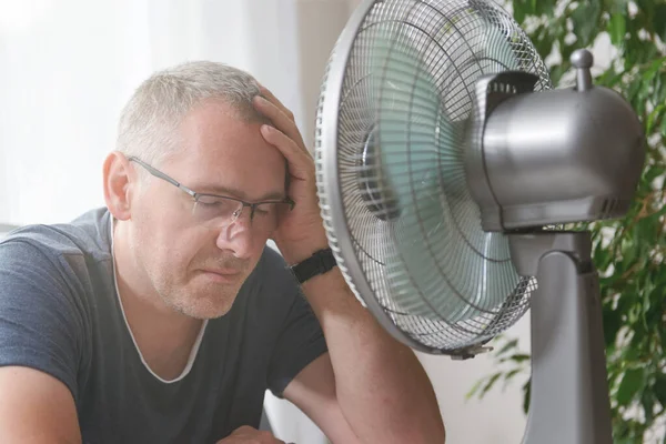 Homem Sofre Calor Casa Tenta Esfriar Pelo Ventilador — Fotografia de Stock