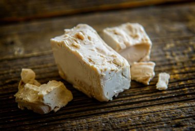 Taze sıkılmış maya, ekmek ve kek pişirmenin yanı sıra bira üretimi Saccharomyces cerevisiae için kullanılır.