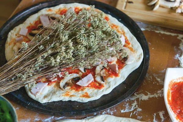 Przygotowuję Włoską Pizzę Znaną Jako Margherita Pizza Drożdżowa Grzybami Serem — Zdjęcie stockowe