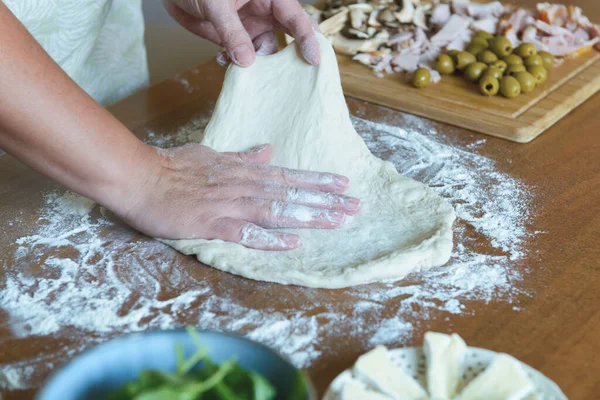 Preparar Pizza Italiana Conhecida Como Margherita Pizza Massa Levedura Com Fotos De Bancos De Imagens