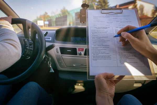 Examinator Vult Rijbewijsformulier Zittend Met Haar Student Een Auto — Stockfoto