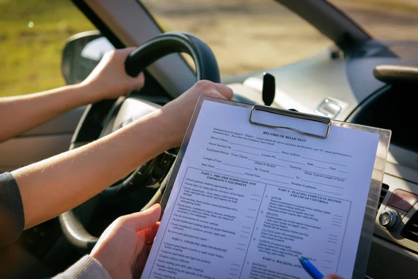 Ehliyet Sınavı Formunu Dolduran Müfettiş Öğrencisiyle Birlikte Arabanın Içinde Oturuyor — Stok fotoğraf