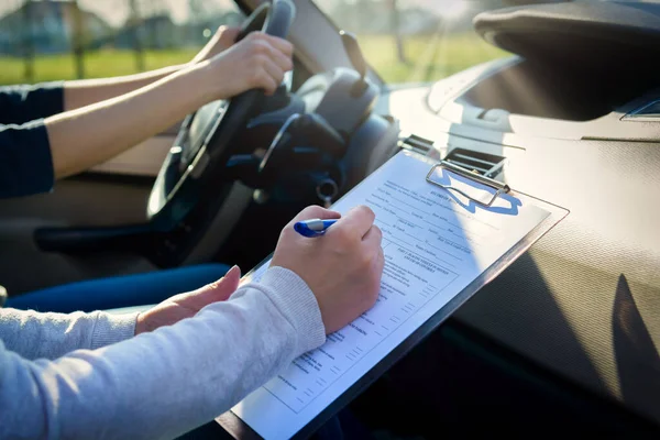 Examinador Llenar Formulario Examen Conducir Licencia Carretera Sentado Con Estudiante —  Fotos de Stock