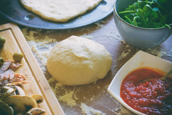 Förbereder Den Italienska Pizzan Som Kallas Margherita Jäst Deg Pizza — Stockfoto