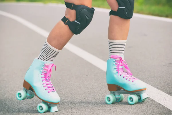 Vrouw Rolschaatser Dragen Knie Beschermer Pads Haar Been — Stockfoto