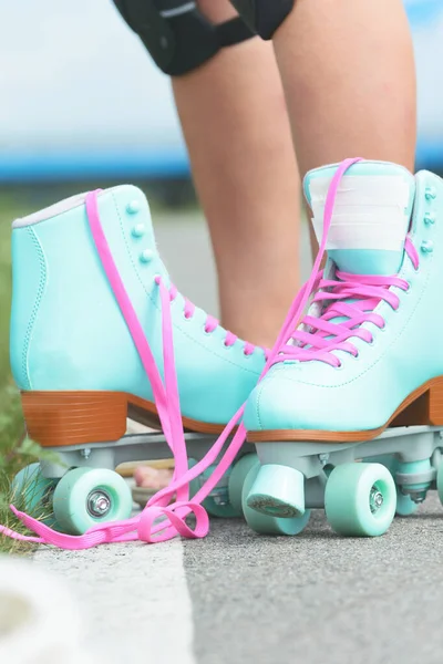 Vrouw Rolschaatser Dragen Knie Beschermer Pads Haar Been — Stockfoto