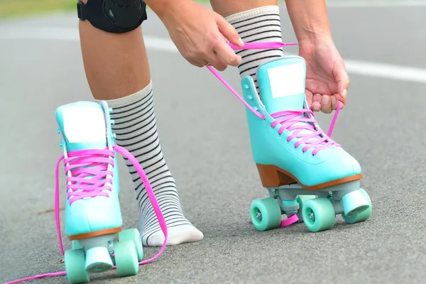 Een Vrouw Trekt Rolschaatsen Aan Een Asfaltweg Stockfoto