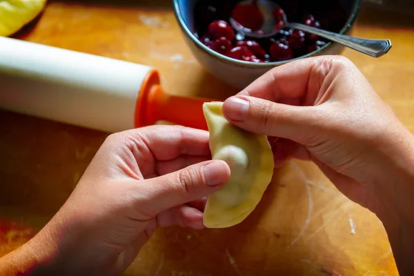 Att Göra Dumplings Fyllda Med Surkörsbär Med Socker Träskärbräda — Stockfoto