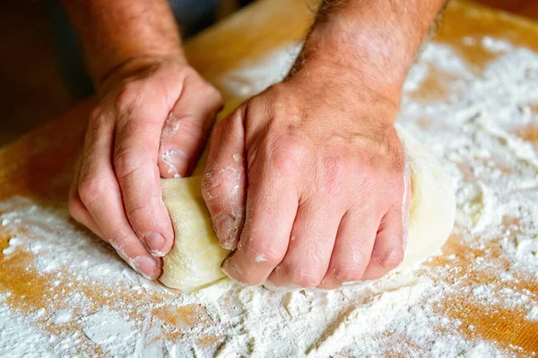 白いパン ロール ピザのための生地を準備します 小麦粉で作った酵母生地 — ストック写真