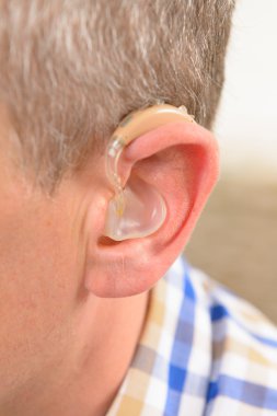 adam gösteren sağır AIDS