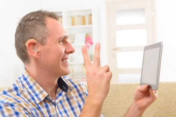 Homem surdo usando linguagem gestual no tablet — Fotografia de Stock