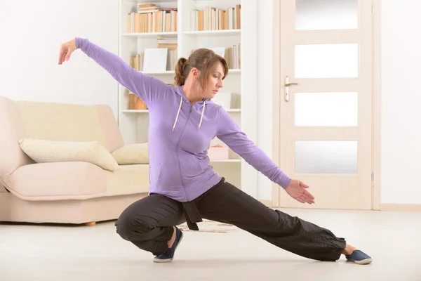 Mujer haciendo ejercicio qi gong tai chi — Foto de Stock