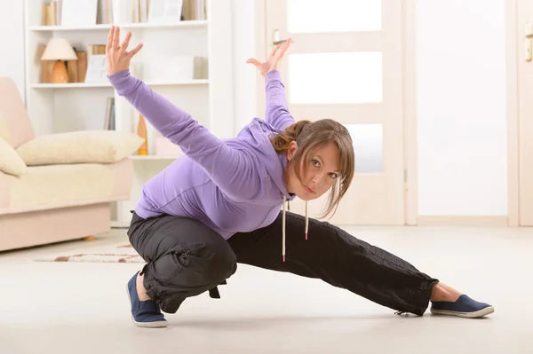 Mujer haciendo ejercicio qi gong tai chi — Foto de Stock