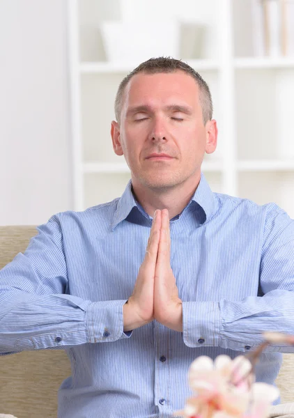 Uomo meditante — Foto Stock