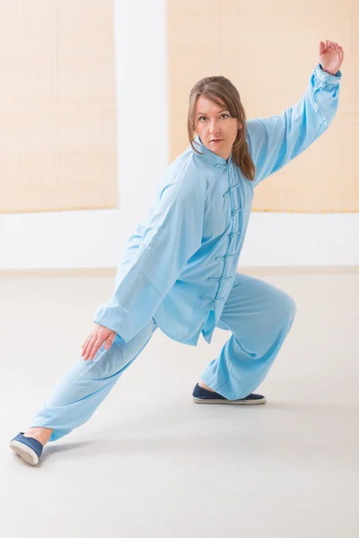 Woman doing qi gong tai chi exercise — Stock Photo, Image