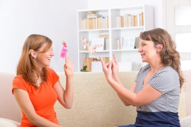 Sağır kadın öğrenme işaret dili