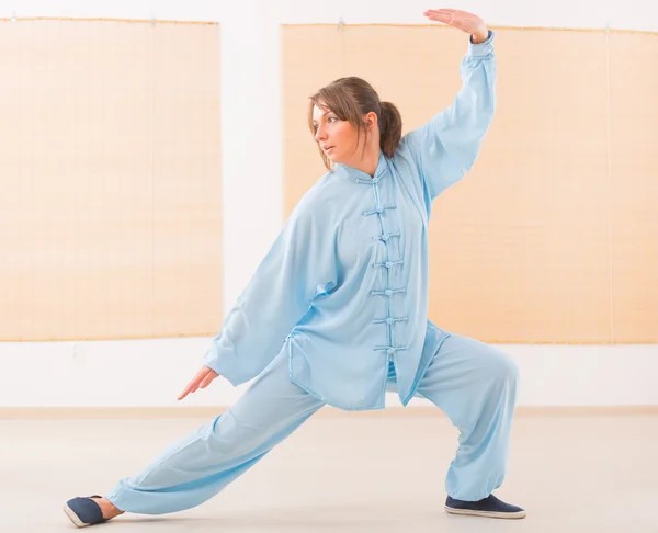 Mulher fazendo qi gong tai chi exercício — Fotografia de Stock