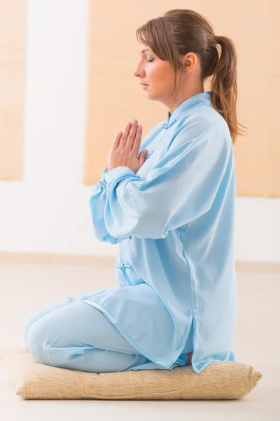 Kobieta medytuje — Zdjęcie stockowe