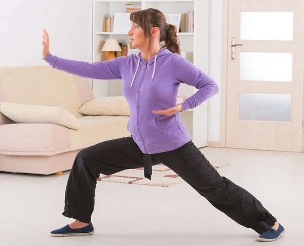 Mulher fazendo qi gong tai chi exercício — Fotografia de Stock