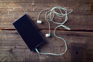 hareket eden telefon ile küçük kulaklıklar