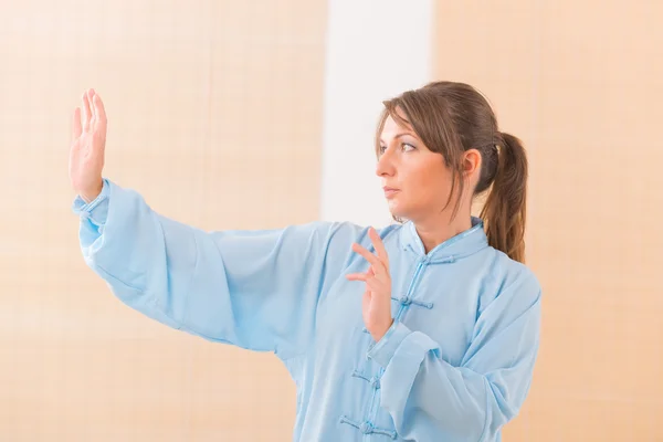 Mulher fazendo qi gong tai chi exercício — Fotografia de Stock