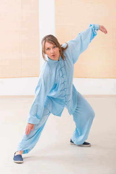Femme faisant qi gong tai chi exercice — Photo