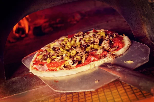 Pizza fresca italiana — Foto Stock