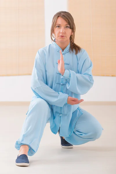 Femme faisant qi gong tai chi exercice — Photo