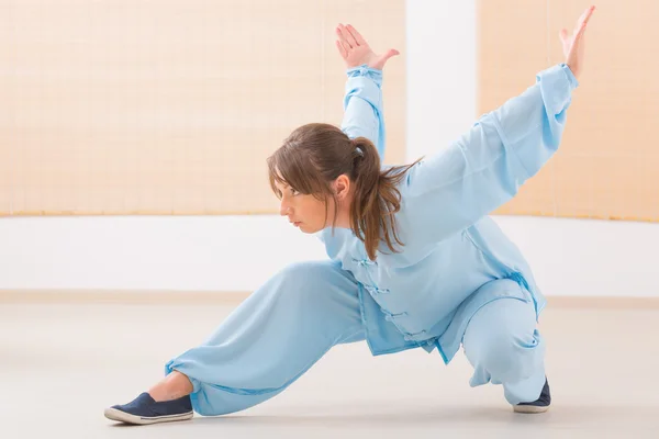 Mulher fazendo qi gong tai chi exercício — Fotografia de Stock